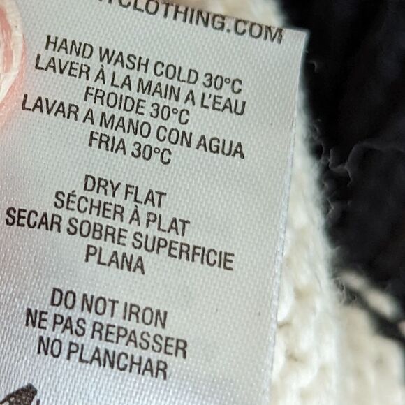 Sundry navy and white colorblock crewneck pullover w/ heart on sleeve medium - Picture 8 of 13